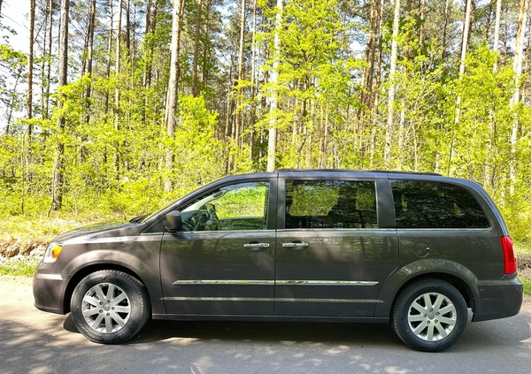 Chrysler Town &amp; Country cena 66000 przebieg: 243931, rok produkcji 2015 z Ostróda małe 137